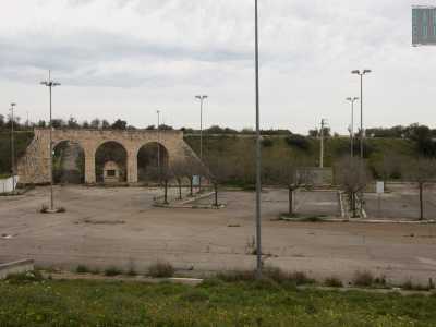 Davanti a noi si staglia l�entrata monumentale costituita da un ponte di pietra chiara all�apparenza antico, formato da tre archi a tutto sesto (da qui il nome del parco) e sorretto da due massicci pilastri, al cui centro fa capolino il gabbiotto ormai privo di guardiano